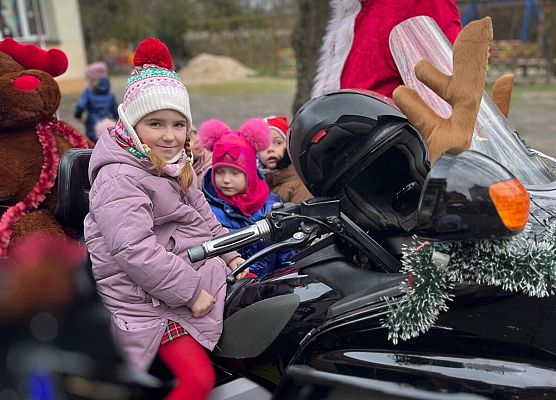 WESOŁE  MIKOŁAJKI  W  PRZEDSZKOLU grafika