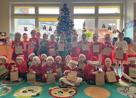 WESOŁE  MIKOŁAJKI  W  PRZEDSZKOLU grafika