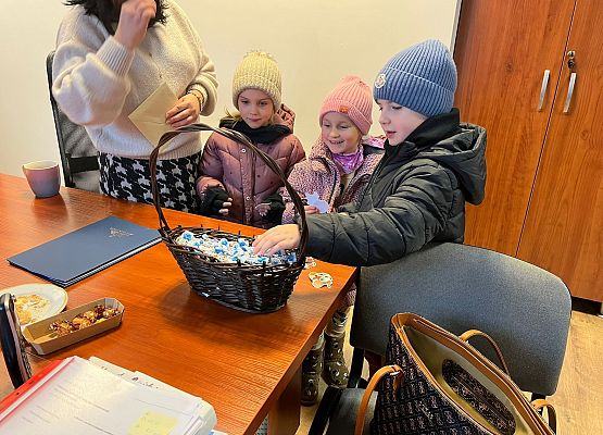 STARSZAKI Z ŻYCZENIAMI W RATUSZU grafika