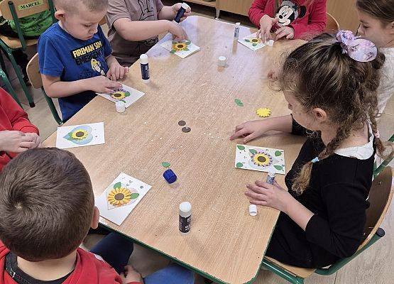 WARSZTATY PLASTYCZNE W GRUPIE KOTKI grafika