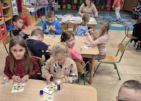 WARSZTATY PLASTYCZNE W GRUPIE KOTKI grafika