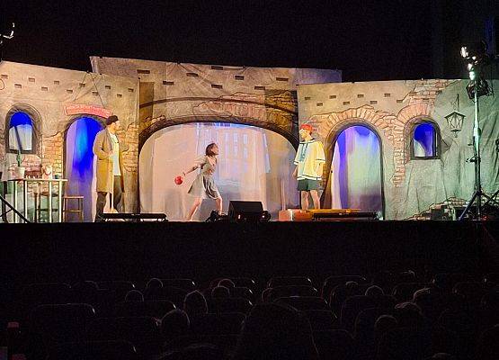 DZIECI STARSZE NA PRZEDSTAWIENIU TEATRALNYM grafika