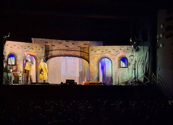 DZIECI STARSZE NA PRZEDSTAWIENIU TEATRALNYM grafika