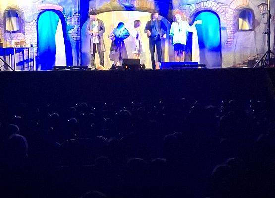 DZIECI STARSZE NA PRZEDSTAWIENIU TEATRALNYM grafika