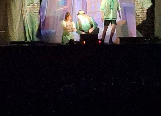 DZIECI STARSZE NA PRZEDSTAWIENIU TEATRALNYM grafika