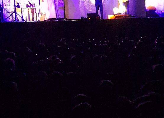 DZIECI STARSZE NA PRZEDSTAWIENIU TEATRALNYM grafika