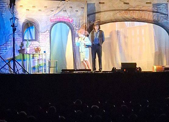 DZIECI STARSZE NA PRZEDSTAWIENIU TEATRALNYM grafika