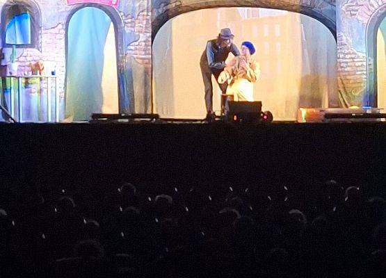 DZIECI STARSZE NA PRZEDSTAWIENIU TEATRALNYM grafika