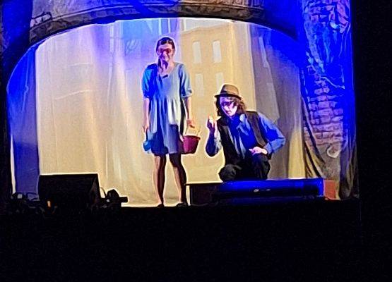 DZIECI STARSZE NA PRZEDSTAWIENIU TEATRALNYM grafika