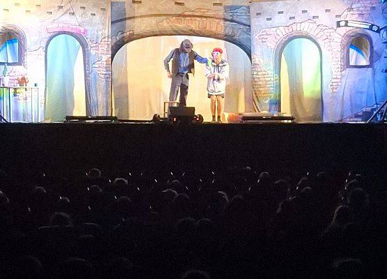 DZIECI STARSZE NA PRZEDSTAWIENIU TEATRALNYM grafika