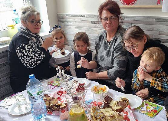 BABCIA  I  DZIADEK  GOŚCIEM  W  PRZEDSZKOLU grafika