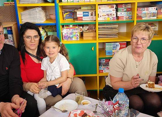 BABCIA  I  DZIADEK  GOŚCIEM  W  PRZEDSZKOLU grafika