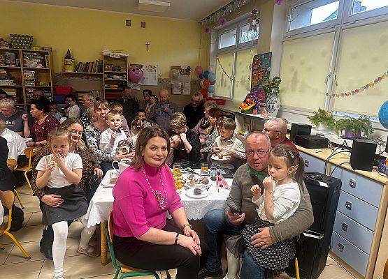BABCIA  I  DZIADEK  GOŚCIEM  W  PRZEDSZKOLU grafika
