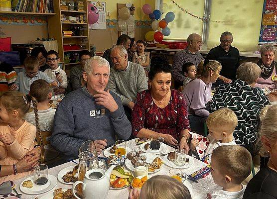 BABCIA  I  DZIADEK  GOŚCIEM  W  PRZEDSZKOLU grafika