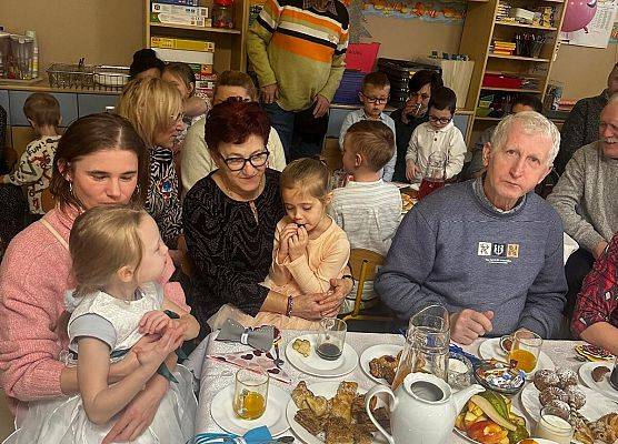 BABCIA  I  DZIADEK  GOŚCIEM  W  PRZEDSZKOLU grafika
