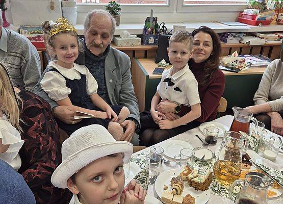 BABCIA  I  DZIADEK  GOŚCIEM  W  PRZEDSZKOLU grafika