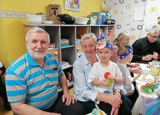 BABCIA  I  DZIADEK  GOŚCIEM  W  PRZEDSZKOLU grafika
