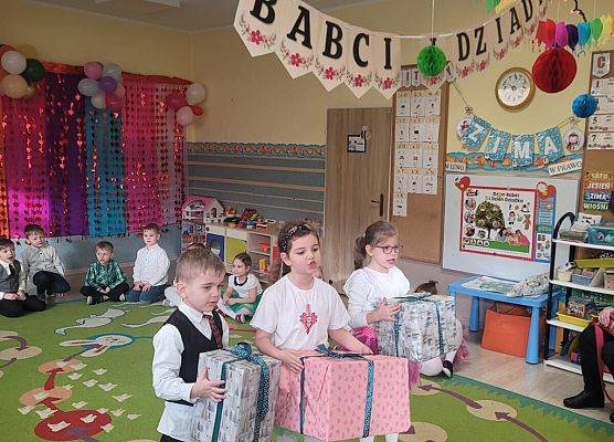 BABCIA  I  DZIADEK  GOŚCIEM  W  PRZEDSZKOLU grafika