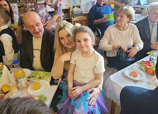 BABCIA  I  DZIADEK  GOŚCIEM  W  PRZEDSZKOLU grafika