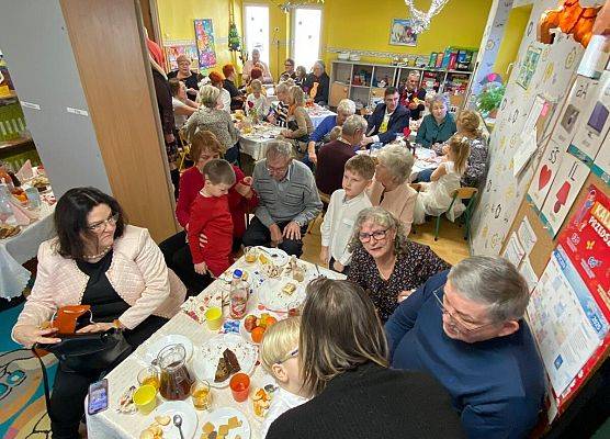 BABCIA  I  DZIADEK  GOŚCIEM  W  PRZEDSZKOLU grafika