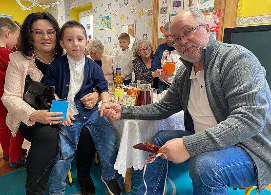 BABCIA  I  DZIADEK  GOŚCIEM  W  PRZEDSZKOLU grafika