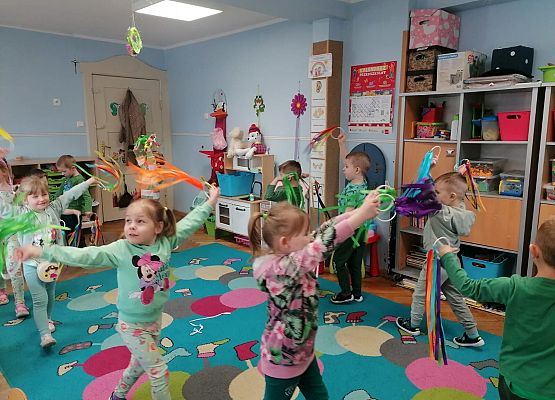 PRZEDSZKOLAKI WITAJĄ WIOSNĘ grafika