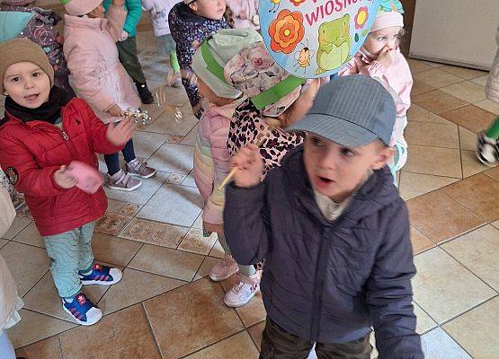 PRZEDSZKOLAKI WITAJĄ WIOSNĘ grafika