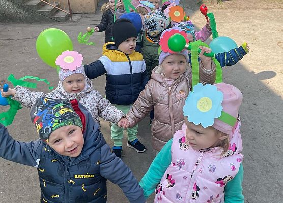 PRZEDSZKOLAKI WITAJĄ WIOSNĘ grafika