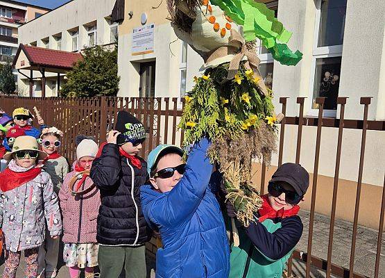 PRZEDSZKOLAKI WITAJĄ WIOSNĘ grafika