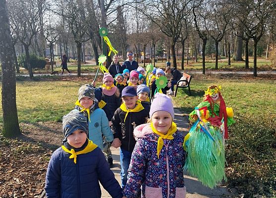 PRZEDSZKOLAKI WITAJĄ WIOSNĘ grafika