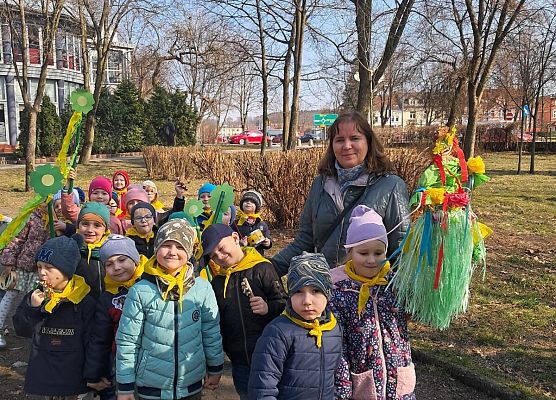 PRZEDSZKOLAKI WITAJĄ WIOSNĘ grafika