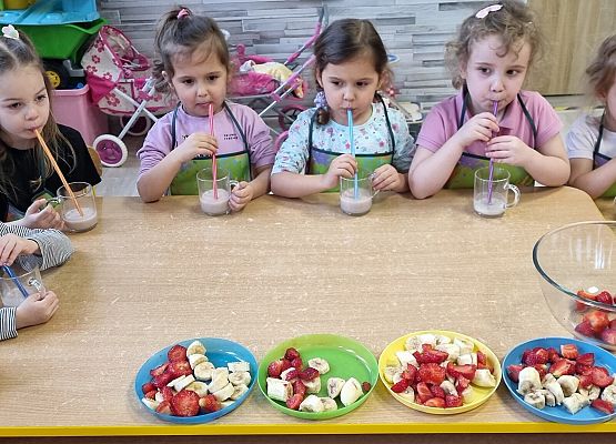 MISIAKI  ROBIĄ PYSZNE  I  ZDROWE  KOKTAJLE  OWOCOWE grafika