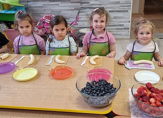 MISIAKI  ROBIĄ PYSZNE  I  ZDROWE  KOKTAJLE  OWOCOWE grafika