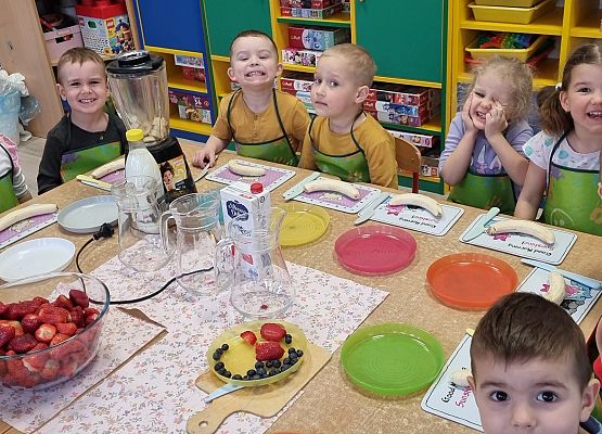 MISIAKI  ROBIĄ PYSZNE  I  ZDROWE  KOKTAJLE  OWOCOWE grafika