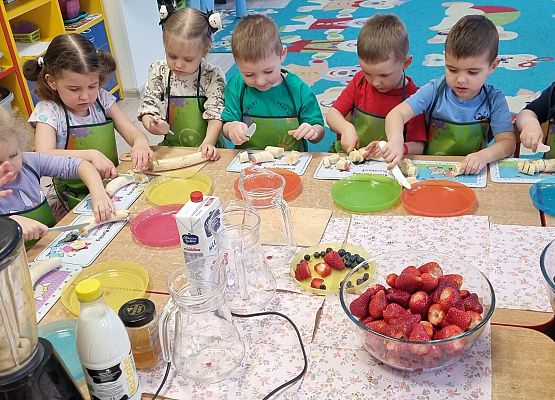 MISIAKI  ROBIĄ PYSZNE  I  ZDROWE  KOKTAJLE  OWOCOWE grafika