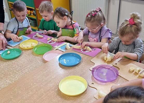 MISIAKI  ROBIĄ PYSZNE  I  ZDROWE  KOKTAJLE  OWOCOWE grafika