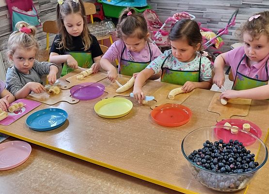 MISIAKI  ROBIĄ PYSZNE  I  ZDROWE  KOKTAJLE  OWOCOWE grafika