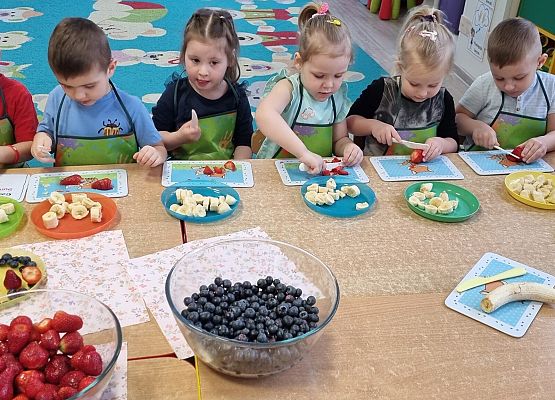 MISIAKI  ROBIĄ PYSZNE  I  ZDROWE  KOKTAJLE  OWOCOWE grafika