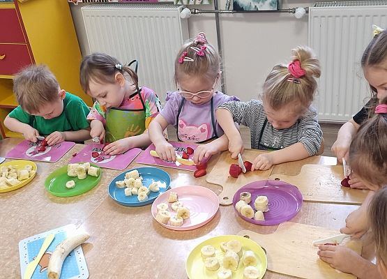 MISIAKI  ROBIĄ PYSZNE  I  ZDROWE  KOKTAJLE  OWOCOWE grafika