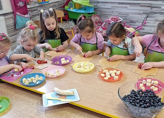 MISIAKI  ROBIĄ PYSZNE  I  ZDROWE  KOKTAJLE  OWOCOWE grafika