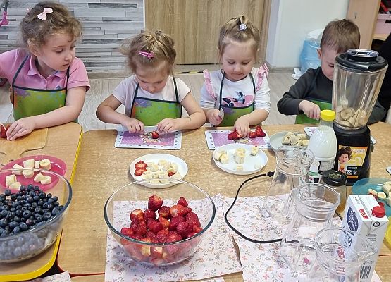 MISIAKI  ROBIĄ PYSZNE  I  ZDROWE  KOKTAJLE  OWOCOWE grafika