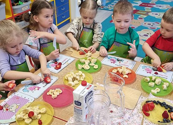 MISIAKI  ROBIĄ PYSZNE  I  ZDROWE  KOKTAJLE  OWOCOWE grafika