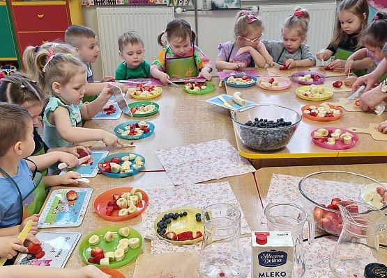 MISIAKI  ROBIĄ PYSZNE  I  ZDROWE  KOKTAJLE  OWOCOWE grafika