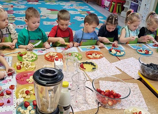 MISIAKI  ROBIĄ PYSZNE  I  ZDROWE  KOKTAJLE  OWOCOWE grafika