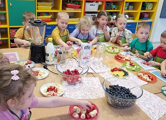 MISIAKI  ROBIĄ PYSZNE  I  ZDROWE  KOKTAJLE  OWOCOWE grafika