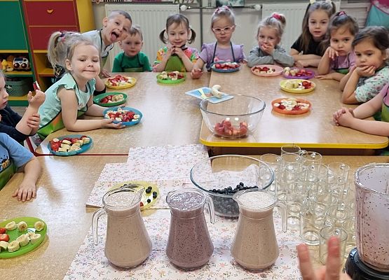 MISIAKI  ROBIĄ PYSZNE  I  ZDROWE  KOKTAJLE  OWOCOWE grafika