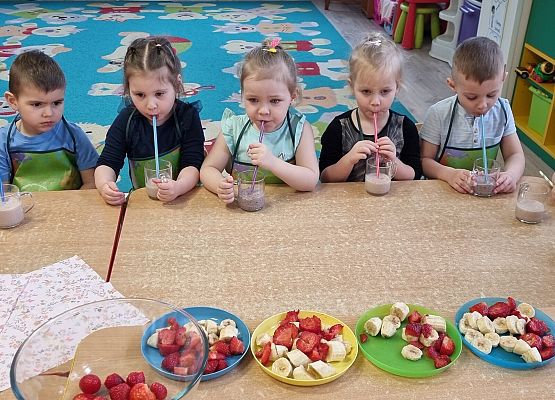 MISIAKI  ROBIĄ PYSZNE  I  ZDROWE  KOKTAJLE  OWOCOWE grafika