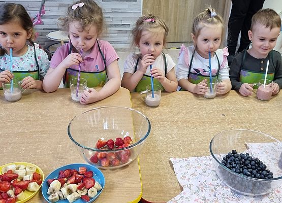 MISIAKI  ROBIĄ PYSZNE  I  ZDROWE  KOKTAJLE  OWOCOWE grafika