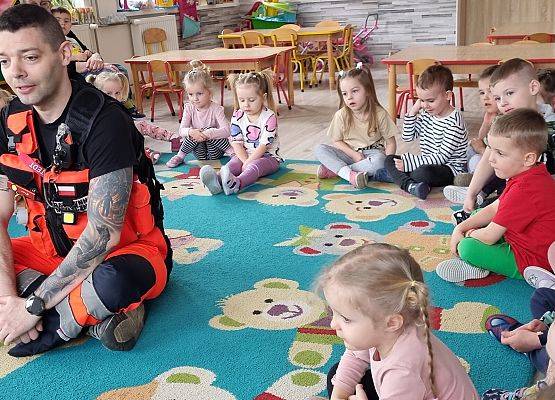 RATOWNIK  MEDYCZNY  Z  WIZYTĄ  U  MALUSZKÓW  I  ŚREDNIAKÓW grafika