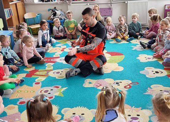 RATOWNIK  MEDYCZNY  Z  WIZYTĄ  U  MALUSZKÓW  I  ŚREDNIAKÓW grafika